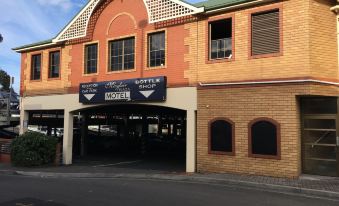 Mayfair Plaza Motel and Apartments