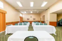 Days Inn & Suites by Wyndham Madison Hotels in Monona