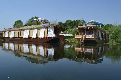 Peacock Houseboats