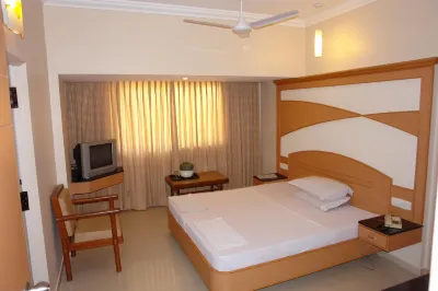 Hotel Sree Murugan Отели рядом с достопримечательностью «Vellingiri Hill Temple»