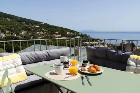 Casa Lunga in Erbalunga - A Stone's Throw from the Beach