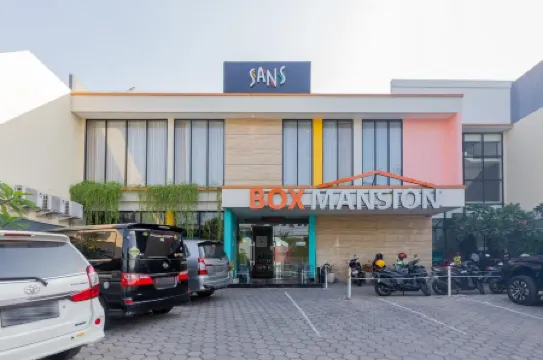 Sans Hotel Box Mansion Surabaya by RedDoorz Отели рядом с достопримечательностью «Java Aquatic»