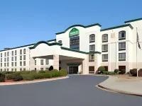 Wingate by Wyndham Greenville Airport - parking