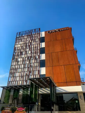 Lynn Hotel Mojokerto Отели в г. Magersari