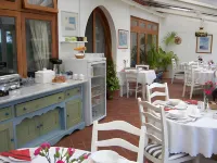 Trumbles Gatwick B&B Hotels in Charlwood