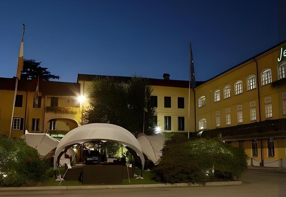 Jet Hotel - Housity