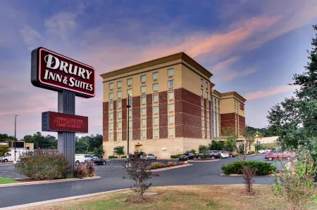 Drury Inn & Suites Meridian Отели рядом с достопримечательностью «Парк Бонита Лейкс»