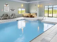Super 8 by Wyndham Cornwall on - piscine