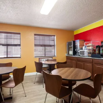 Super 8 by Wyndham Colorado Springs/Afa Area Отели рядом с достопримечательностью «Парк Коттонвуд Крик»