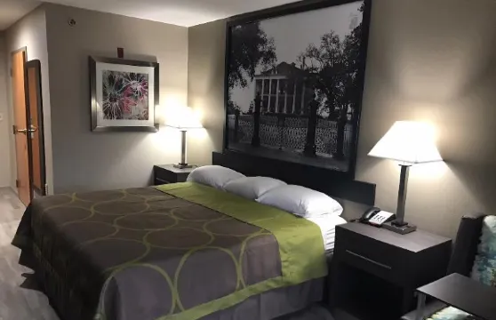 帕斯卡吉拉速8酒店