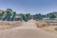 Cozy Santa Clarita Cottage Near Parks & Trails! Hotels near Pyramid Lake