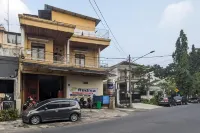 Redisa RedPartner near RS Saiful Anwar Hotels in Klojen Subdistrict