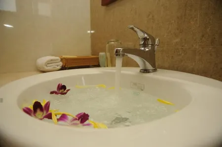 Hoang Yen Hotel Thu Dau Mot Отели рядом с достопримечательностью «Lac Canh Dai Nam Van Hien»