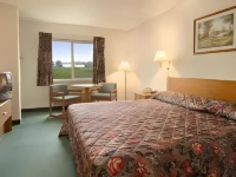 Super 8 by Wyndham Greenville