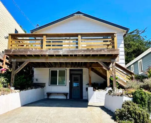 Sundog Cottage - Clean & Cozy - EV - Walk to Food & Beach - Fenced Yard for Dog