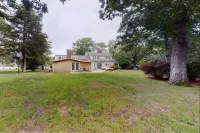 Spacious 5 bedroom, cozy home with private beach access!