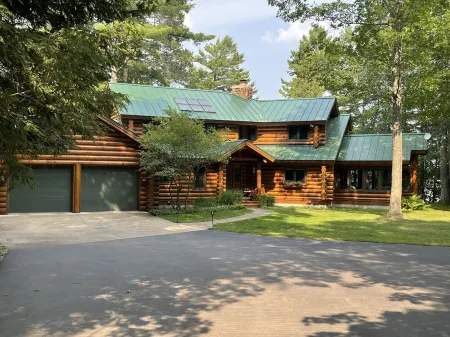 Lakeside Lodge Vacation Rental. See discounts below for less than 12 people.