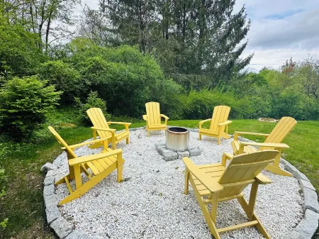 Berkshires Ski House on Lake Garfield w/HT Near Great Barrington Отели рядом с достопримечательностью «Bidwell House Museum»