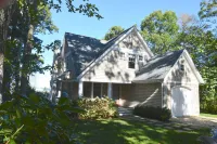 Stunning Waterfront Home on Peconic Bay, Gorgeous Sunsets, Private Dock Shinnecock Museuem and Cultural Center附近的飯店