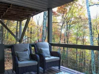 Newly remodeled 3-bedroom house with private hot tub, in welcoming Lake Toxaway. Hotels in Hogback