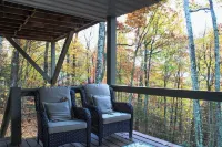 Newly remodeled 3-bedroom house with private hot tub, in welcoming Lake Toxaway.