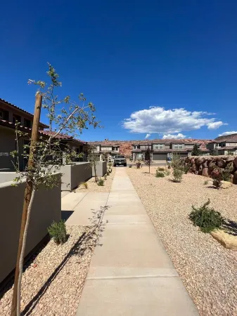 CHIC DESERT HOME CLOSE TO ZIONS!
