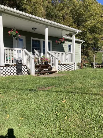 Newly remodeled modern farmhouse in a country setting. Quiet with views Отели в г. Ков Крик