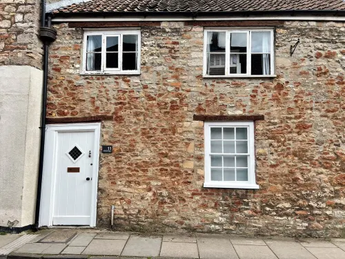 Rennovated 2 bed dog friendly cosy cottage in central Wells Hotels in Wells