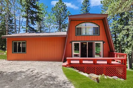 Cabin close to the slopes! Wifi, fireplace, and hot tub