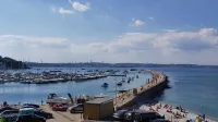 PANORAMIC VIEWS & OFF ROAD PARKING! - Wi-Fi