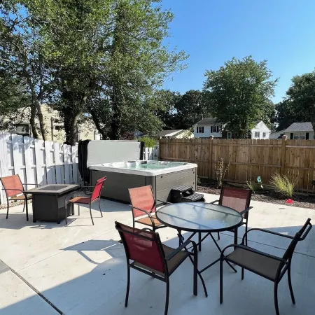 Cape Mindy HOT TUB Sleeps 8, Dog & EV Friendly, Outdoor Shower