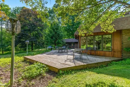 Nature's Retreat - Hot tub, Firepit, game room 5 mins to Honesdale