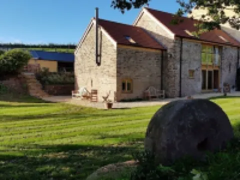 1 bed Barn, open living space , pet friendly, rural, with easy access from M4 Hotels in Usk