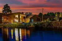 Water’s Edge Retreat,  Lake & Creek Views , Kayaks, Firepit, Massage,  Sleeps 10