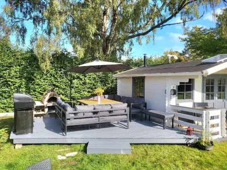 Full house with established garden, summer house, outdoor entertainment area Отели в г. Грантаун-он-Спей