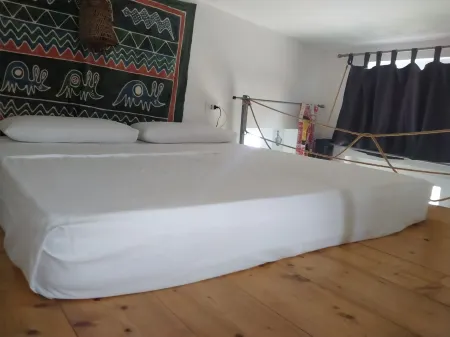 Cottage in front of the beach, with large garden and parking Отели в г. Torre Colonna-Sperone