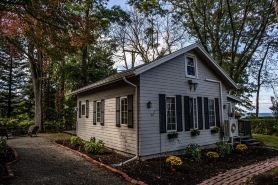 Cozy Lake-View Cottage for 4 · Wine Tasting Included · Pet Friendly