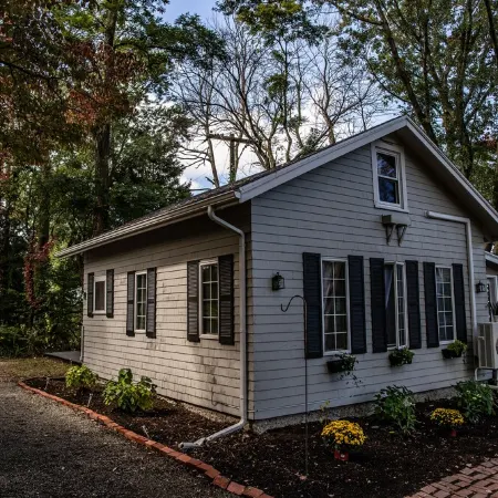 Cozy Lake-View Cottage for 4 · Wine Tasting Included · Pet Friendly