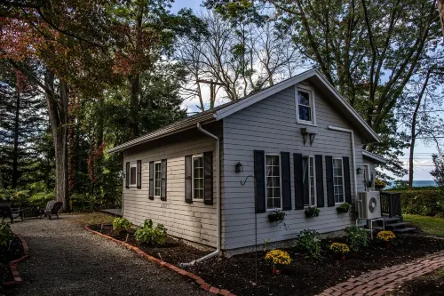 Cozy Lake-View Cottage for 4 · Wine Tasting Included · Pet Friendly