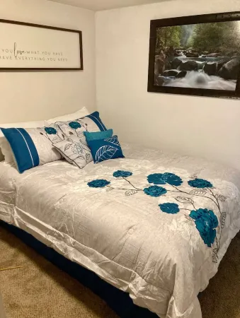 Cozy, quiet centrally located one bedroom Отели рядом с достопримечательностью «Заказник Френдс оф Кримерс Филд эт Кримерс Филд Мигратори Уотерфоул»