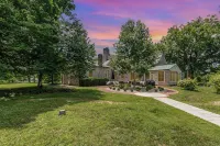 Parklike Estate in the Heart of Louisville w/Pool and Gardens -- Family Friendly Hotels in 