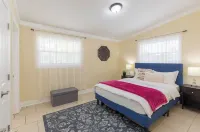 Tropical Vibes! Spacious 3BD/2BA, BBQ, Parking & more -10 min to Best Locations Hotels in Royal Palm Estates