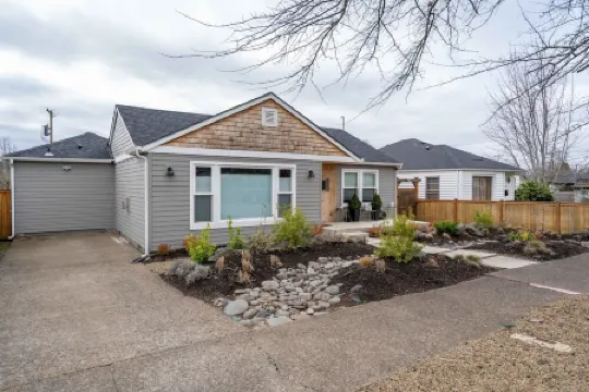 University Area Bungalow - The Moxie Harris House