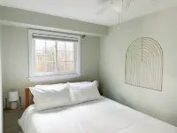Little Bell's Bungalow / Walkable to Saugatuck and Douglas / Updated Pink Patio附近的飯店