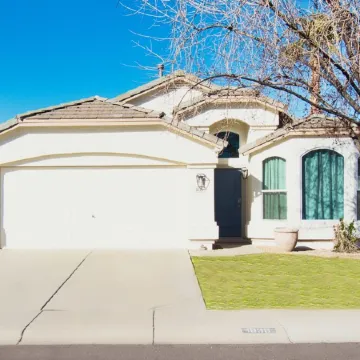 Gilbert Ranch Retreat & Non Heated Pool. Walk to Shops and Restaurants.