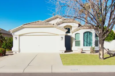 Gilbert Ranch Retreat & Non Heated Pool. Walk to Shops and Restaurants. Hotels near Discovery District Park