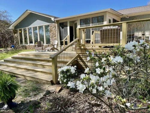 Family Friendly - Walk to Winkley Shoals and Dining - Five Minutes to Lake!