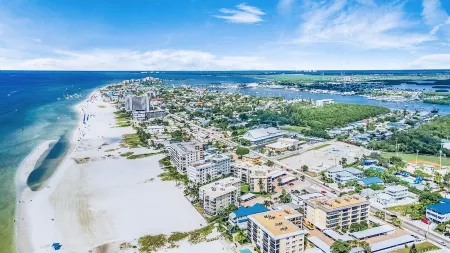 On the Sand! Beachfront Pool & Views! Walk to Everything! Отели рядом с достопримечательностью «Pink Shell Beach Resort & Marina»