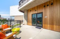 Retro Loft in downtown Des Moines with Terrace, Free Parking, gym, wells fargo - 3-Star