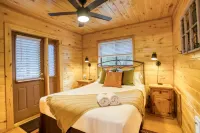 Cabin w/ loft, private hot tub, and star-gazing deck! Sleeps 6!